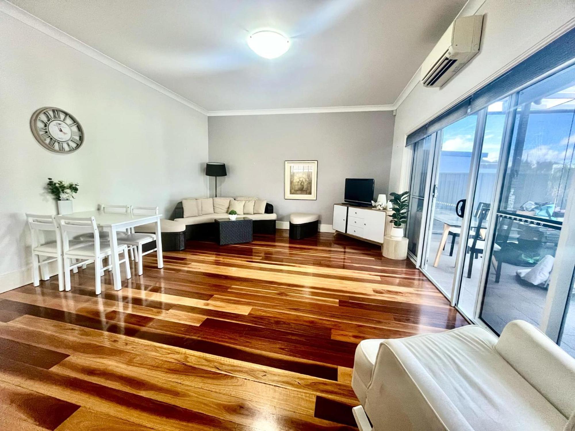 A Lovely House Next To A Scenic And Lively Homestay Sydney