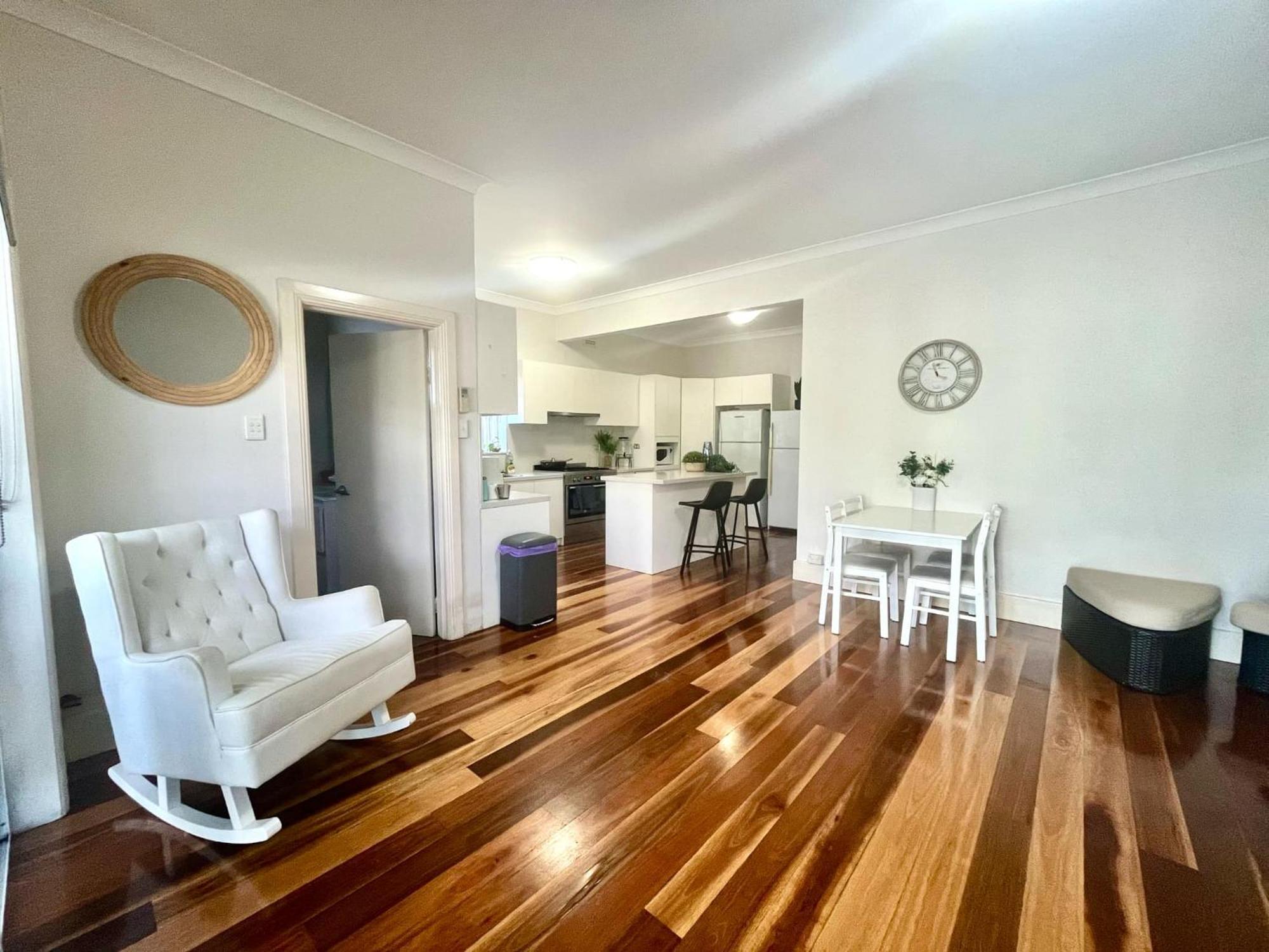 A Lovely House Next To A Scenic And Lively * Sydney