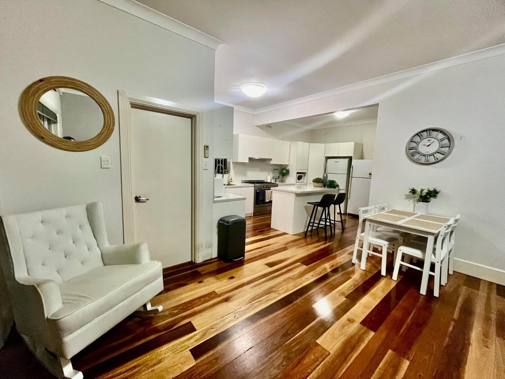 A Lovely House Next To A Scenic And Lively * Sydney