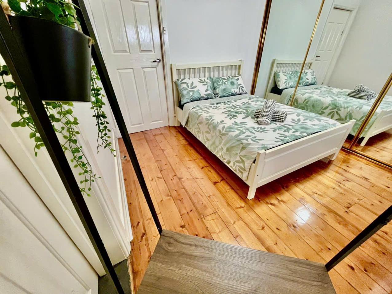 A Lovely House Next To A Scenic And Lively Homestay