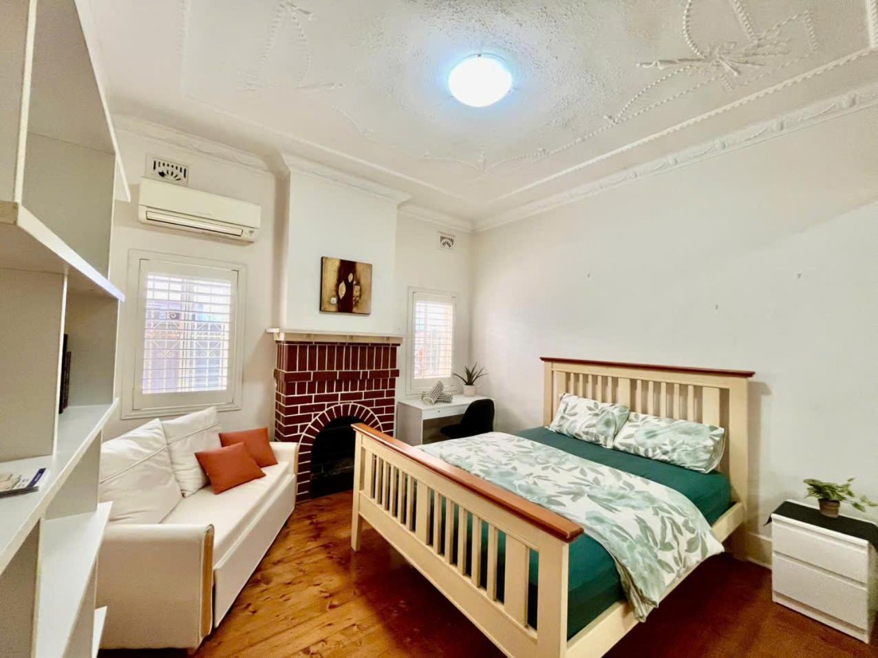 A Lovely House Next To A Scenic And Lively Homestay Sydney
