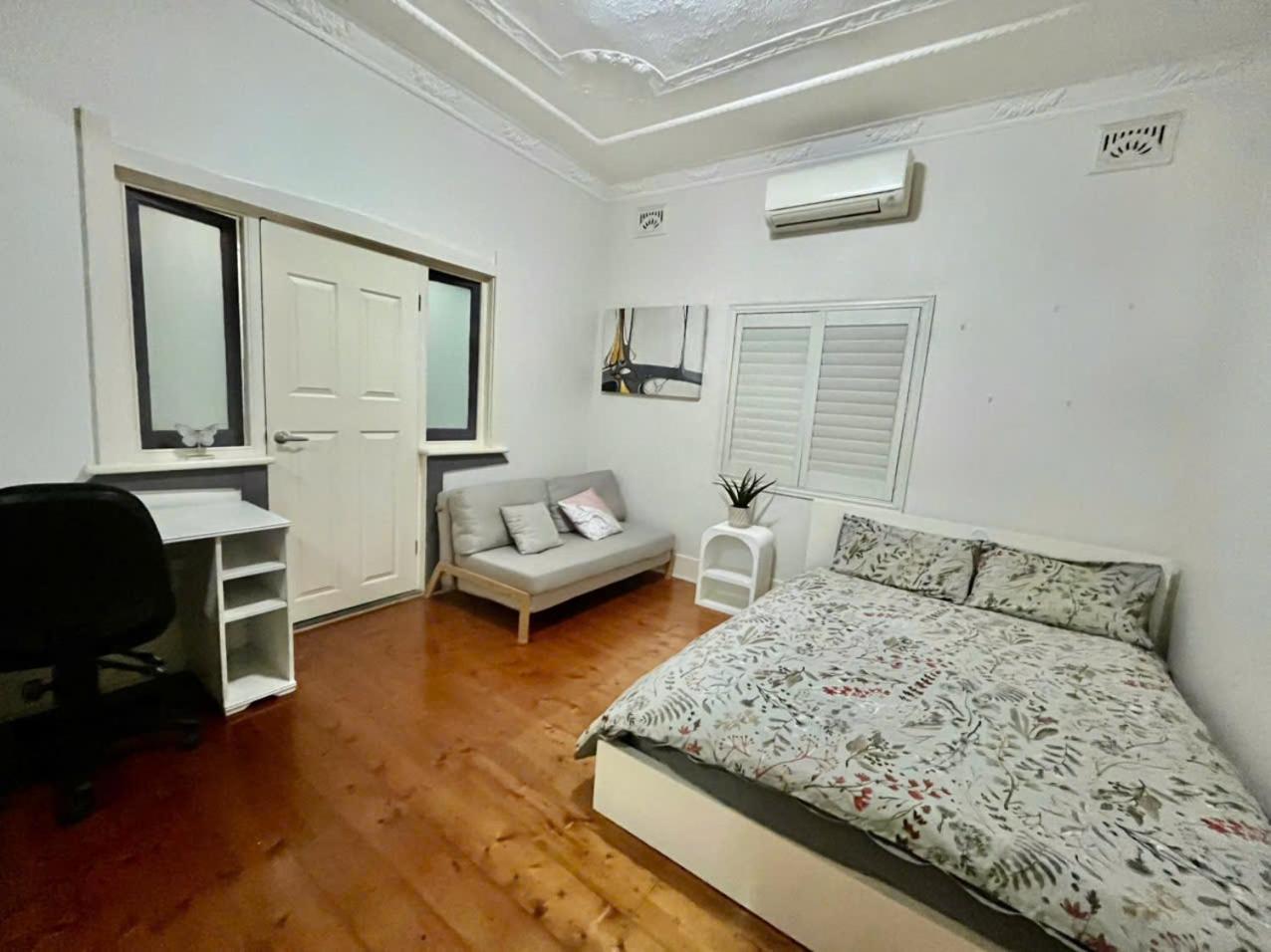 A Lovely House Next To A Scenic And Lively Sydney